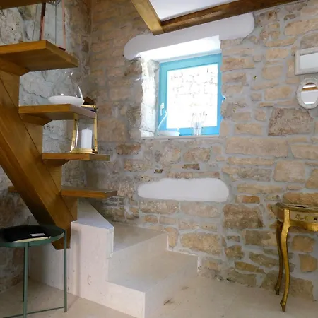 Apartment Bezauberndes Steinhaus Mit Garten In Der Altstadt Von Rovinj