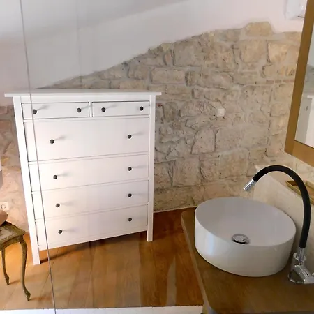 Bezauberndes Steinhaus Mit Garten In Der Altstadt Von Rovinj