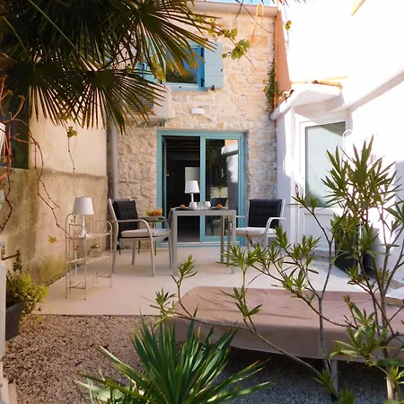 Bezauberndes Steinhaus Mit Garten In Der Altstadt Von