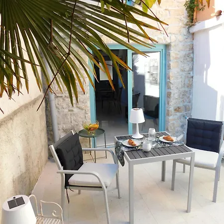 Bezauberndes Steinhaus Mit Garten In Der Altstadt Von Rovinj