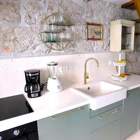 Bezauberndes Steinhaus Mit Garten In Der Altstadt Von Rovinj