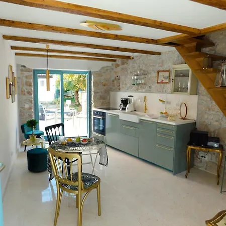 Apartment Bezauberndes Steinhaus Mit Garten In Der Altstadt Von Rovinj