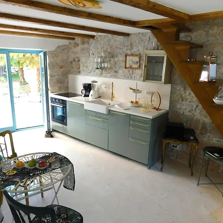 Bezauberndes Steinhaus Mit Garten In Der Altstadt Von Rovinj