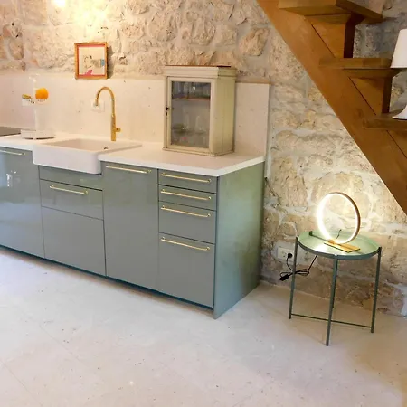 Apartment Bezauberndes Steinhaus Mit Garten In Der Altstadt Von Rovinj