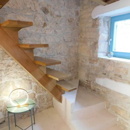 Apartment Bezauberndes Steinhaus Mit Garten In Der Altstadt Von
